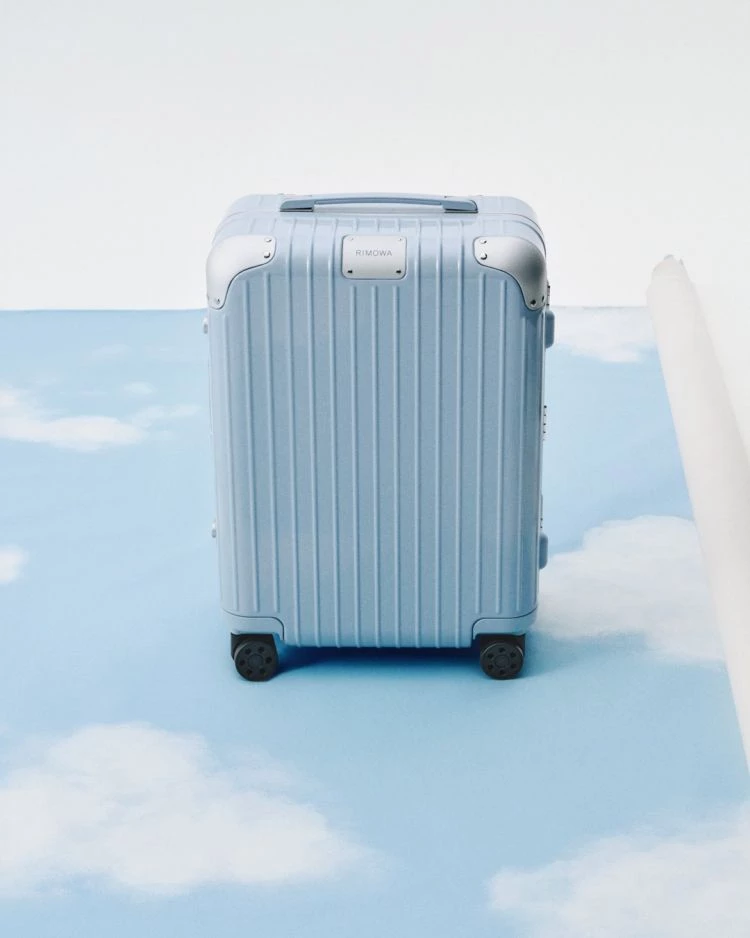 Rimowa 向來以多元系列滿足不同旅人的需求，旗下共有七大行李箱線，每一次推出新色，多半鎖定輕盈的聚碳酸酯款式。