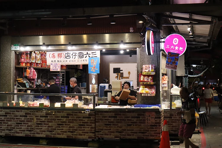 在龍山寺旁的三角窗,「三六食粑」飄香80餘年,是許多老萬華人記憶裡的甜點角落。