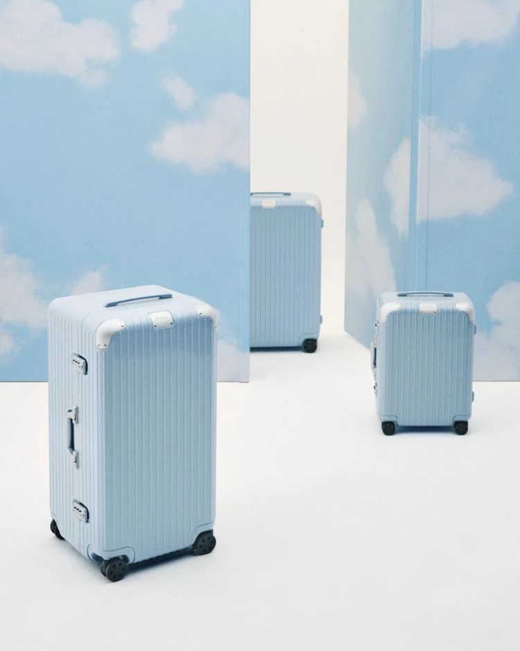 Rimowa Hybrid 系列迎來全新 Sky Blue 天空藍，以淡雅藍灰調的聚碳酸酯箱體搭配銀色鋁鎂合金框架與護角，彷彿將清晨的天空凝結於行李箱上。
