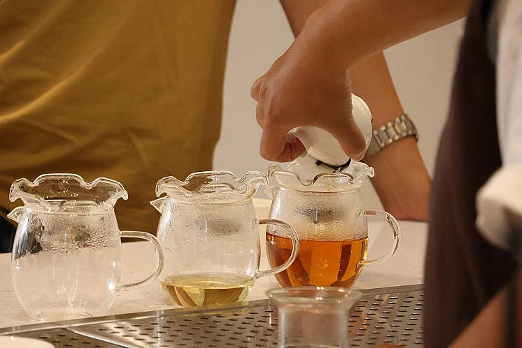 春茶吉苑把日常手搖飲拉進了更細膩的品味場域，茶師在台前不疾不徐地沖煮