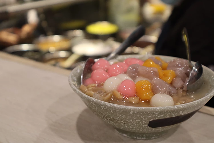 在龍山寺旁的三角窗,「三六食粑」飄香80餘年,是許多老萬華人記憶裡的甜點角落。
