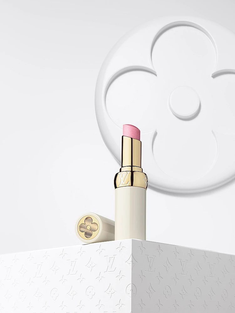 Baume 潤唇膏系列則以更輕盈、亮麗的白色管身呈現