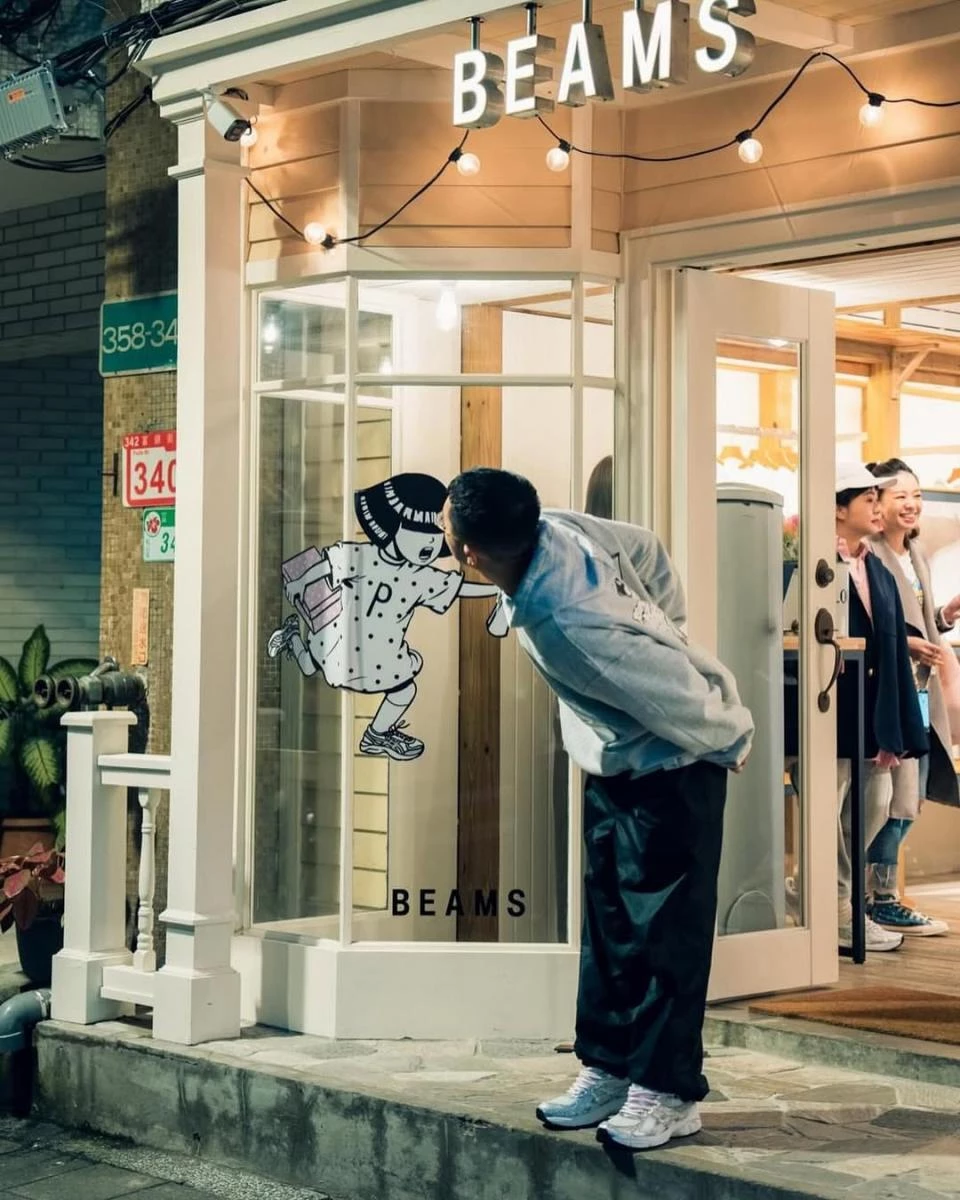 作為日本指標性的選品店,BEAMS 登陸台灣已逾十年,品牌座落於富錦街,並經常舉辦各式有趣的聯名活動。不同於一般選品店的陳列方式,BEAMS 透過聯名合作帶來多元體驗,為選品店賦予更多可能性。不僅陳列商品,更結合服飾、雜貨、書籍、音樂與藝術等生活元素,打造充滿文化價值的 Culture Shop,無須飛往日本,也能親身感受。