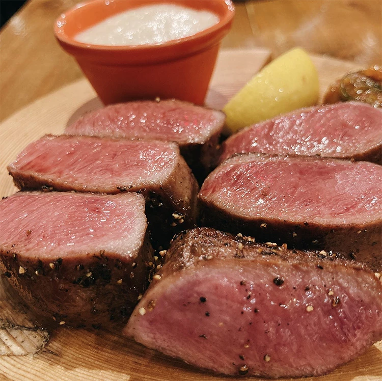 東京新宿排隊名店「牛舌の檸檬」以炭火直烤的極厚切牛舌聞名,選用牛舌根部位,外層微焦、內裡多汁彈嫩,再擠上新鮮檸檬,立刻抹去厚切肉的油膩感。