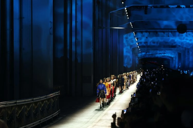 1984 年 Louis Vuitton 首度進駐首爾，便與這座城市寫下深刻的緣分。而在 K-Pop 文化的推進下，2023 年品牌選址漢江潛水橋上呈現的早秋女裝大秀