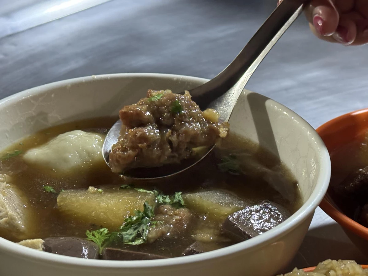 除了飯，這裡的湯品也有一票死忠擁護者，販售多種湯品：豬血湯、排骨酥湯、四神湯等等，若你有選擇困難，什麼都有的「招牌湯」會是好選擇。