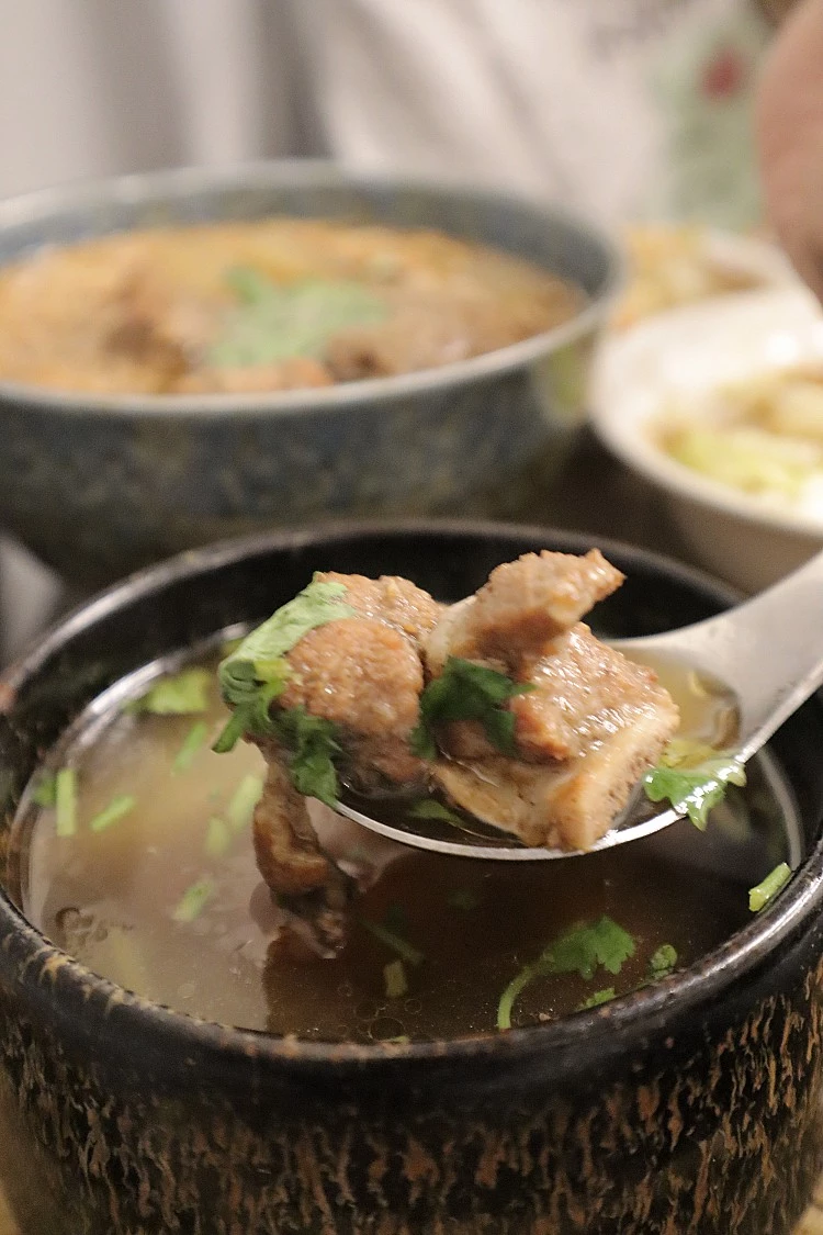 想喝到一碗熱騰騰的排骨酥湯,不必跑到豐原,萬華貴陽街的「何家排骨酥」早已成為老饕名單上的常客。