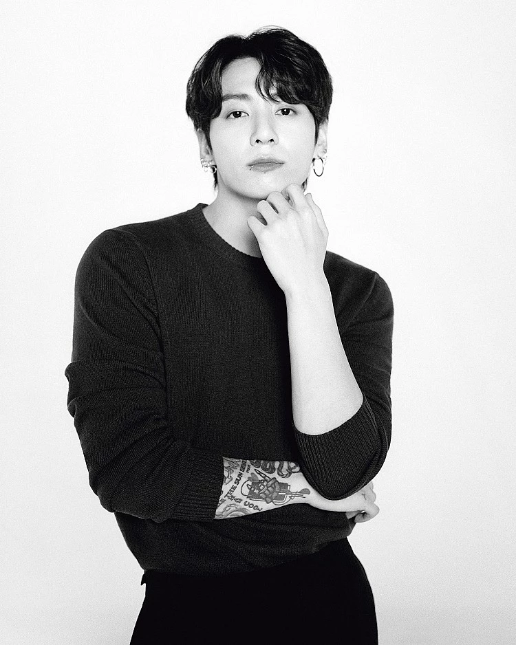 BTS 田柾國出任Chanel全新「香水與美妝全球品牌大使」！香奈兒再次重新定義「男子氣概」，從Brad Pitt、Timothee Chalamet，再到BTS田柾國，重新論述並描繪當代男子的形象與樣貌。從〈Seven〉、〈Standing Next To You〉，作為BTS的黃金忙內，Jungkook有種非同小可的影響力，他以創意與能量重新定義流行，更被被香奈兒視為最能詮釋品牌精神的新世代代表。