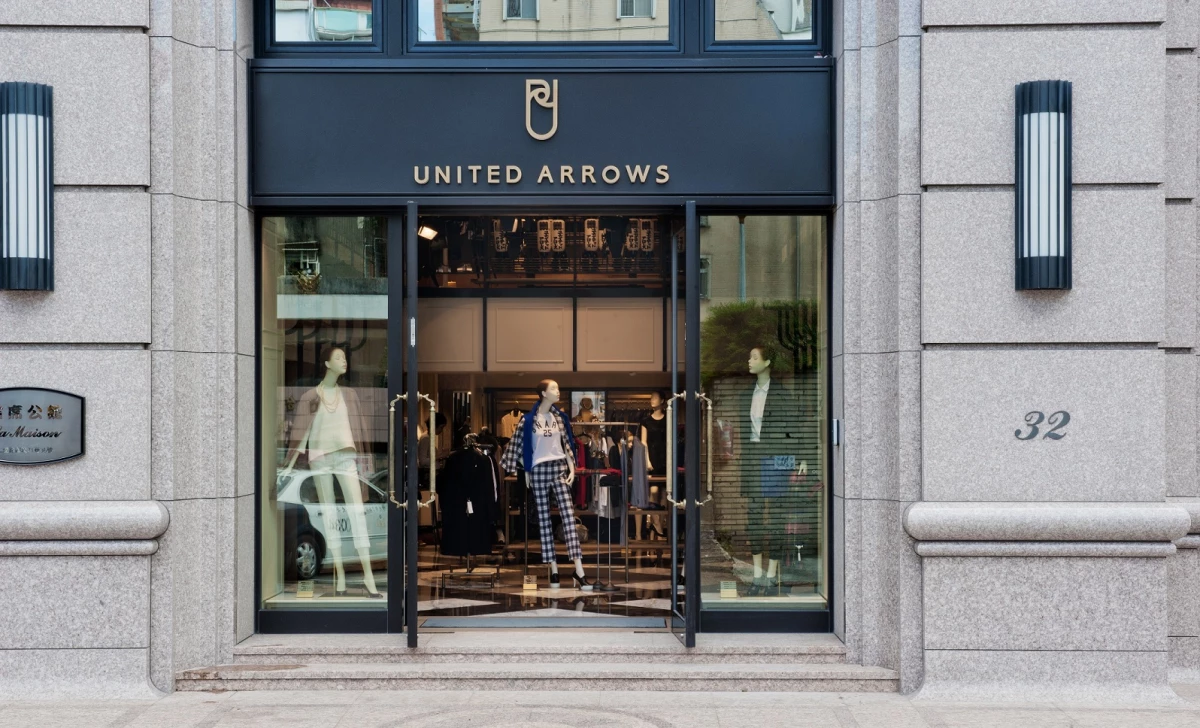 作為日本三大選品店之一,UNITED ARROWS 自 2013 年進駐台灣以來,深受喜愛高質感大人風格的顧客青睞。位於大安區仁愛路四段的大安店,採挑高空間設計,引進 UNITED ARROWS、UNITED ARROWS & SONS、BEAUTY & YOUTH、California General Store、monkey time 以及 Steven Alan 等品牌,無需遠赴日本,也能選購限定好物。