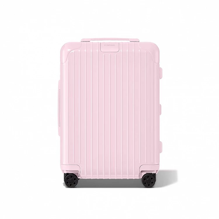 Rimowa Essential系列以高品質聚碳酸酯製成,相較鋁鎂合金更輕盈,也更適合頻繁移動的旅人。這款Check-in M行李箱推出芭蕾舞粉色 ,粉色細節延伸至提把、拉鍊與滾輪,形塑一致的單色質感。