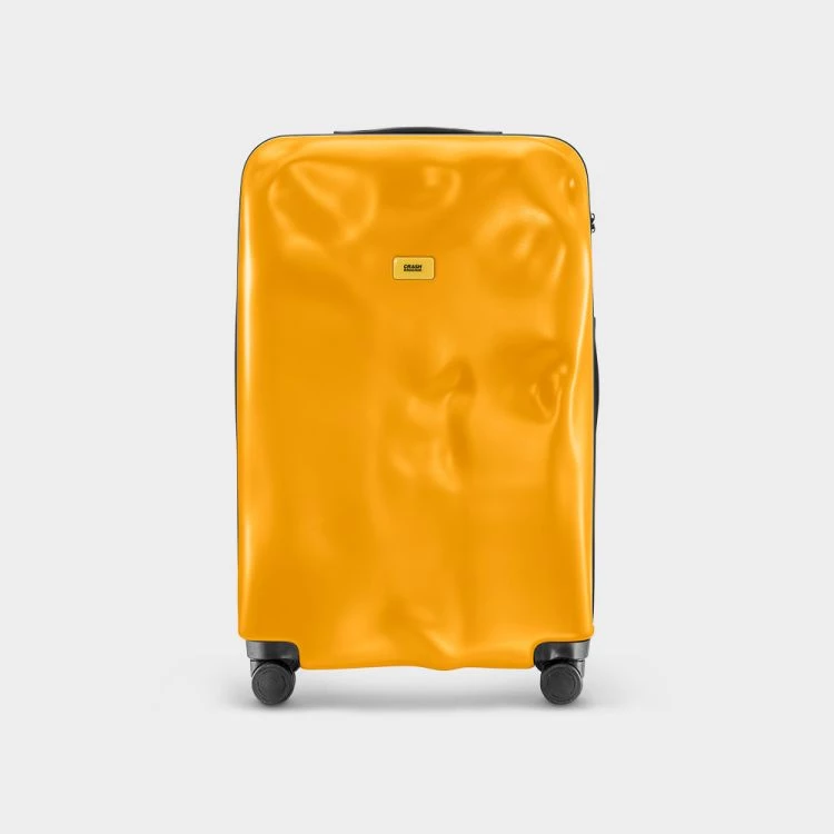 來自義大利的行李箱品牌Crash Baggage,以「行李本來就會凹」的概念顛覆傳統。原本就帶有凹痕的外型,經典耐撞的Icon系列搭配螢光黃色,風格強烈又有記憶點。