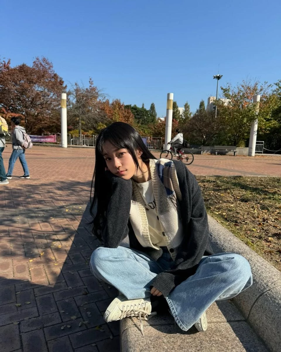 以《浪漫速成班》迅速走紅的盧允瑞,在開襟針織衫的搭配上,則用多層次創造豐富性