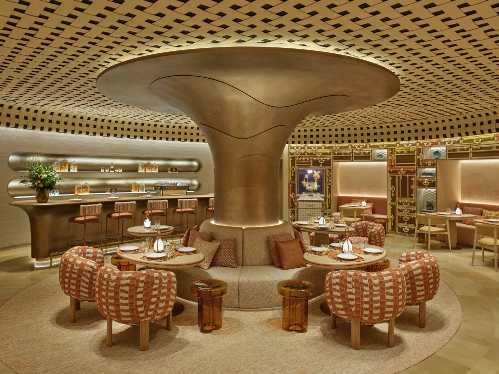 咖啡廳「 Le Café Louis Vuitton」 ，由 2025 年全球最佳甜點主廚 Maxime Frédéric 的創意指導，在法式的甜點中