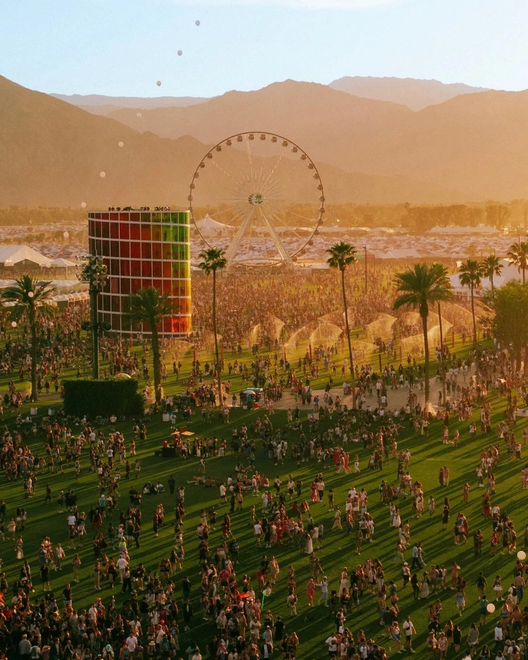 當我們說Coachella是「地表最強音樂節」,可不是隨便說說。從1999年起,於加州印第奧(Indio)舉辦,但最初是1993年搖滾樂團Pearl Jam不滿原先的美國售票公司,轉往請Goldenvoice展演策劃,在籌備的過程中讓演唱會舉辦方看見操作大型音樂祭的潛能,這個在沙漠中舉辦的音樂季,初期以搖滾、電子與另類音樂為主,從1999年舉辦第一屆,到2002年總算收支平衡、轉虧為盈,也逐漸吸引越來越多風格多元的音樂人參與,也讓Coachella在音樂市場、流行文化之中打出名號。