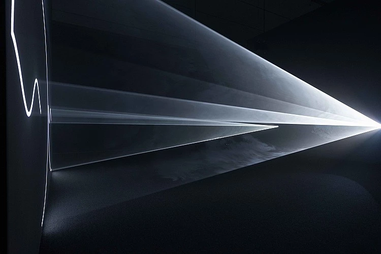 安東尼‧麥考爾在富邦美術館的首次個展，定名為《在光中遇見你》（Anthony McCall: Meeting You Halfway）