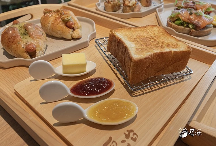 「厚冶 Bakery & Cafe」不論外酥內軟的可頌、濃郁卻不膩的乳酪塔，每一口都能感受到師傅的用心與溫度。