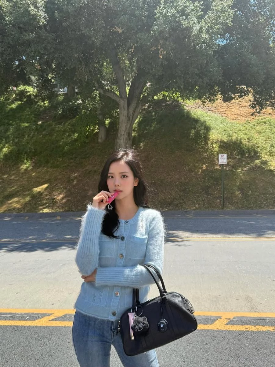 Jisoo 在一次的搭配中,運用藍色為主軸,下身搭配丹寧牛仔褲,並運用水藍色開襟針織衫作為搭配,藉由同色系的堆疊,除讓服裝整體更有完整性外,也可藉次呈現出休閒時髦的高級感。