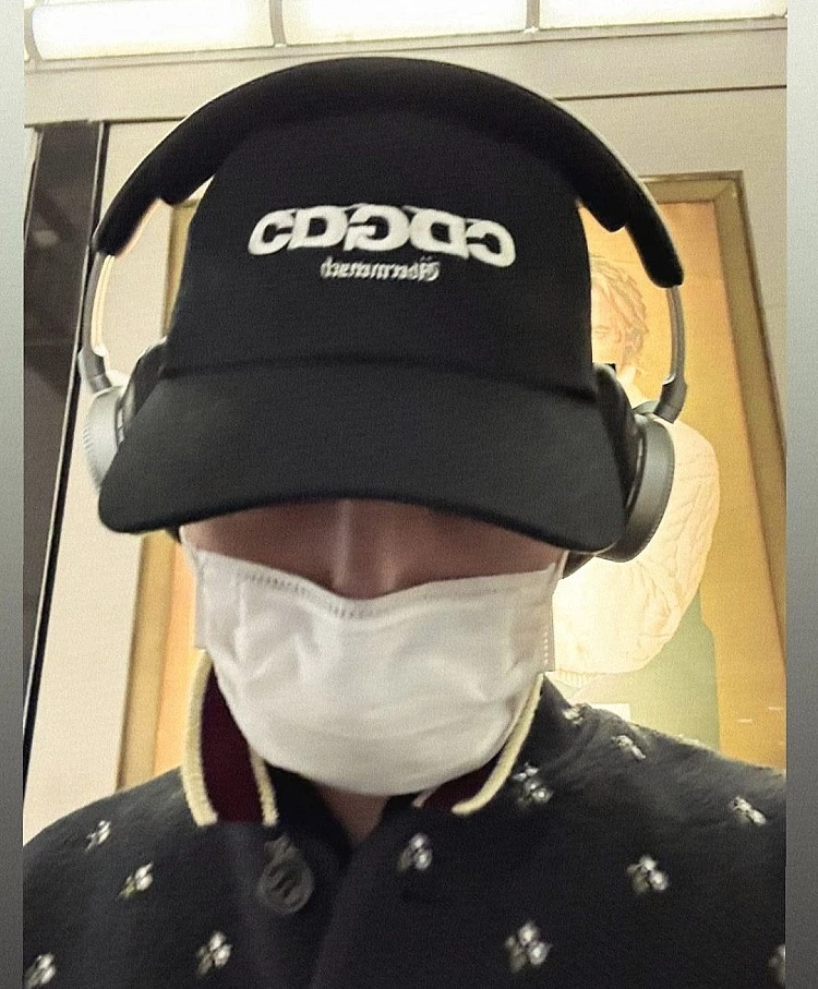 川久保玲的年輕支線CDG近日宣佈將與G-Dragon權志龍推出全新聯名系列，雖然什麼形象照、商品照都還沒有，光是一張GD的私服自拍照就登上熱搜，只見他頭戴刺有「CDGDC」字樣的帽款，以及他專輯名稱《Übermensch》的刺繡圖案，被視為是聯名單品的「提前亮相」！目前根據代理商團團的消息指出，本次「CDG x GD」重磅聯名系列將在12/24正式開賣，下一回就要戴這一頂聯名帽款去看龍哥演唱會！