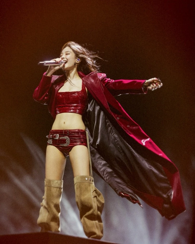 從2011年南韓團體EE作為第一個登上Coachella舞台,2019年BLACKPINK成為首支登上Coachella的韓國女團,2023年更是成為主舞台Headliner,再到今年度Jennie、Lisa各自單飛演出。你可以看見K-pop的影響力正在席捲全球,而Coachella老早嗅到南韓娛樂圈的影響力,以及背後所帶來商機,邀請K-pop歌手不僅讓演出名單更加多元,同時更能吸引亞洲市場的高消費粉絲進場。像是2025年就有4組南韓藝人登台,可預見K-pop明星參戰科切拉只會越演越烈。