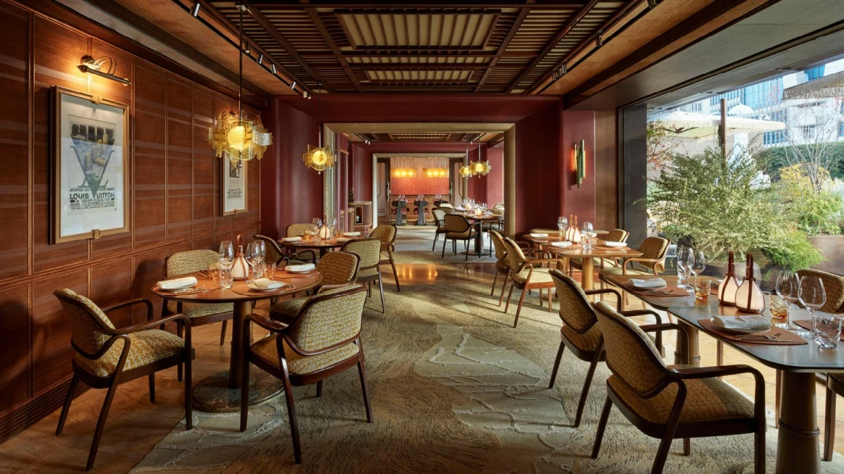 咖啡廳「 Le Café Louis Vuitton」 ，由 2025 年全球最佳甜點主廚 Maxime Frédéric 的創意指導，在法式的甜點中