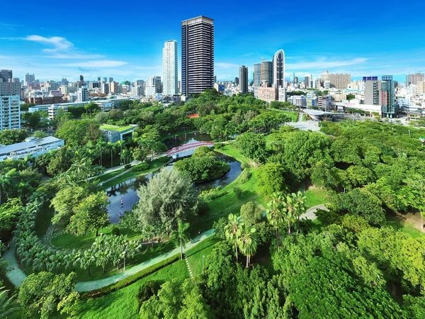 坐落於新興區中山一路上,迎來超高大樓「中山鉑悦」,一共規劃地上 36 層(高 200 公尺),基地面積逾 621 坪,共計 550 戶,坪數為 21 至 41 坪,採 SRC 鋼骨與 RC 鋼筋混凝土複合結構設計,緊鄰民生圓環綠廊道,落成後,將與特貿三南之北基地的「星紀元大樓」 ,並列高雄第五高樓。