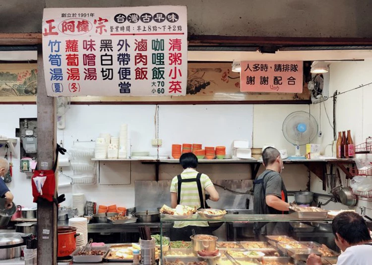 想認真踏入萬華人的早餐世界,你得先走進三水街市場。「阿偉咖哩飯」是許多在地人一早報到的必吃據點