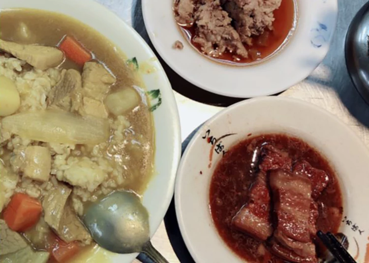 想認真踏入萬華人的早餐世界,你得先走進三水街市場。「阿偉咖哩飯」是許多在地人一早報到的必吃據點