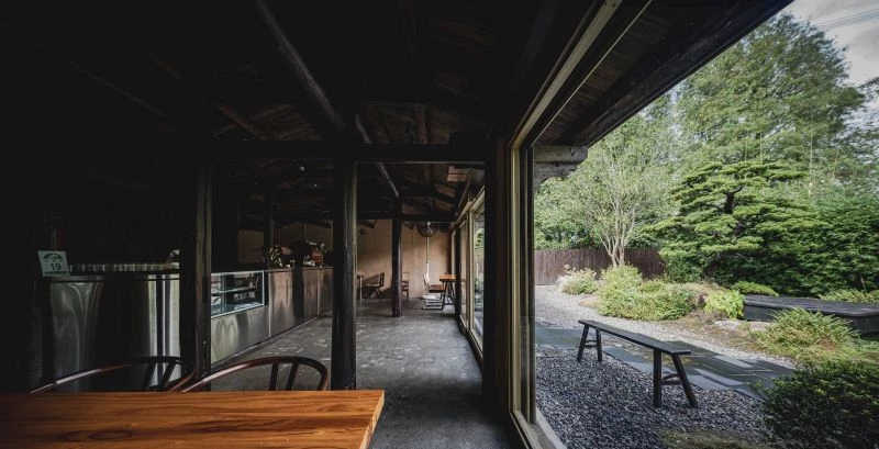 在設計上,「見野 Niwa」透過景觀設計將兩棟建築相連,並根據各自的場地特性,採用兩種設計手法:「人文庭院」與「鄉野花園」,以展現不同的景觀風格。透過地形變化呈現多樣地貌,對比城市景觀與野性森林的意象。設計運用了「圍合」的手法,營造出如森林般的氛圍。從傳統紅磚的建築語彙,到新穎的玻璃材質,穿梭於樹林與室內之間,啜飲一杯咖啡香,感受自然的靜謐與呼吸。