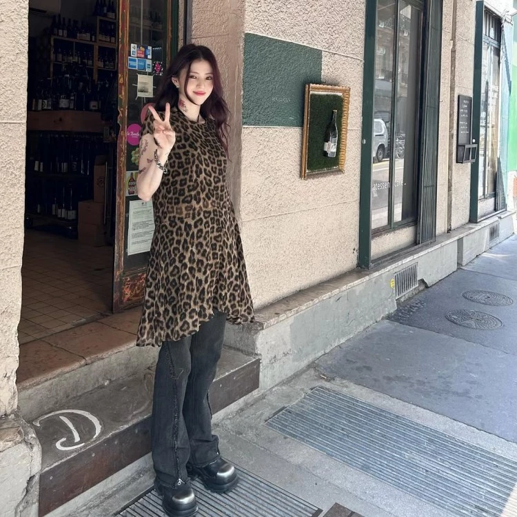 韓韶禧則以一條微刷色灰黑喇叭牛仔褲,展現街頭率性魅力!