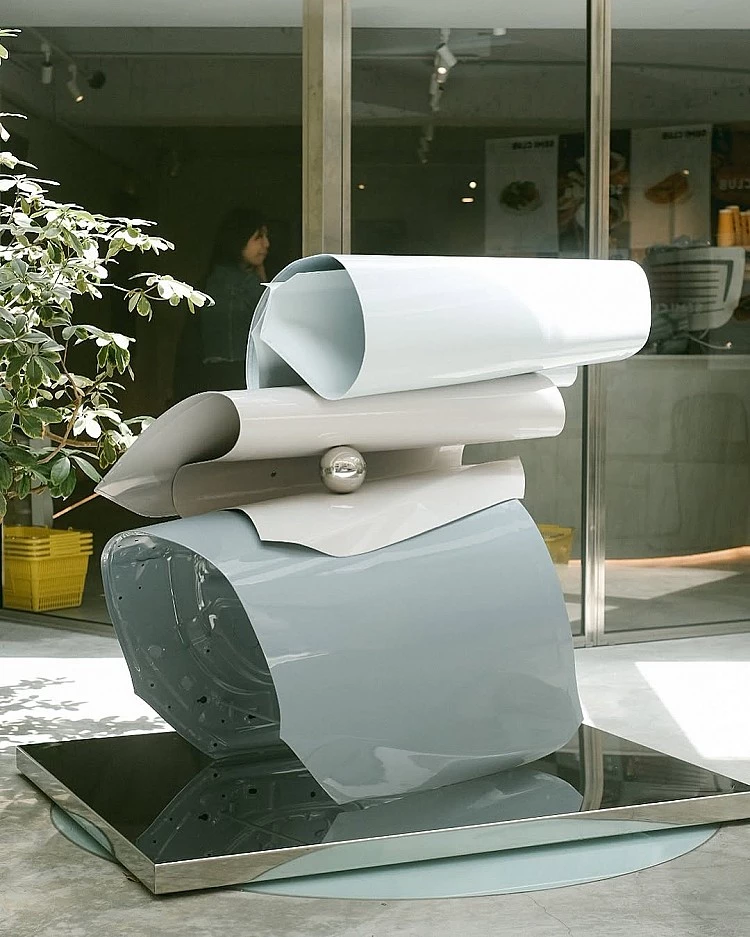 吳建興展覽從廢棄車體與零件出發,透過敲擊、切割、變形與組裝的實作過程,將汽車遺骸轉化為雕塑與裝置,凸顯傳統板金工法中的「手路」精神。