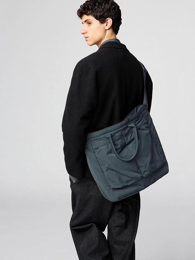 「2Way萬用包」可說是本季Uniqlo: C系列中最值得入手的實用配件,包包有著表布採防潑水加工,即使遇到小雨也能輕鬆應對