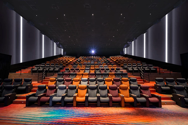 ULTRA 4DX 是影迷夢寐以求的沉浸式觀影體驗，這套結合「SCREENX」與「4DX」的雙系統，不只是看電影，而是被電影包圍。