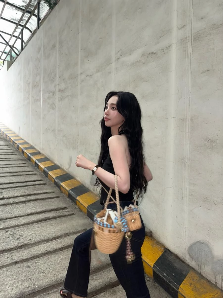 編織包是春夏必備單品！在今年夏天，Karina 運用兩只尺寸不同的編織包疊搭，讓編織包也能擁有奇趣的變化！細節上該包款運用撞色的方式呈現，展現出不同於過去的編織設計！