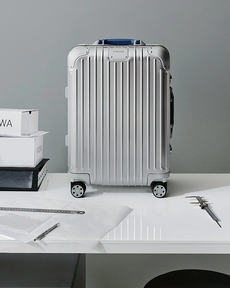 Rimowa以全新季節色Powder Blue柔霧藍揭開新篇章。靈感來自清晨天空短暫卻安定的色調,以及冬日景色特有的靜謐感。柔霧藍首度運用於經典Original Twist登機箱上,向來以鋁鎂合金結合皮革細節聞名,此次換上柔霧藍色調,皮革包覆提把、TSA認證鎖與同色系密封膠條彼此呼應,在冷冽金屬與柔和色彩之間,拉出細膩層次,也回應「Twist」所象徵的經典翻轉。