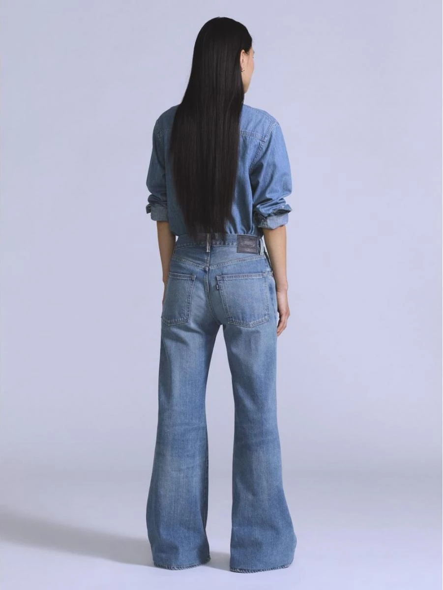 靴型褲(Bootcut)大腿部分合身,小腿處微微往外展開,像靴子口的剪裁。這樣的設計能在視覺上平衡大腿線條,讓腿看起來筆直修長。