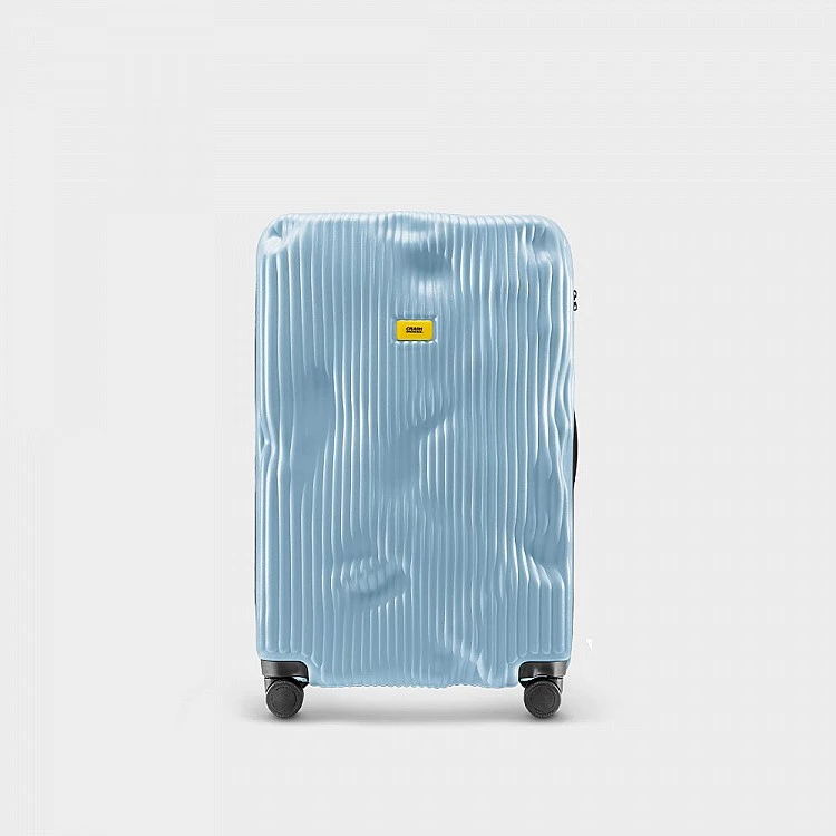 來自義大利的行李箱品牌Crash Baggage,把「撞擊痕跡」當成設計語彙,讓旅行痕跡成為一種美學標誌。這款晨曦藍色的Stripe行李箱使用條紋式凹痕,PC材質讓整體輕盈卻堅固,搭配360度順滑滾輪與清晰分隔內裝,實用性也不打折。