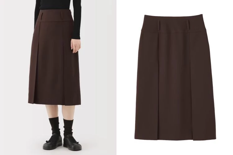 Muji Labo這款A字裙以制服常用的聚酯斜紋布料製成，雖然在時尚領域並不常見，但其細膩質感宛如羊毛，兼具豐富色彩與易於打理的優點，特別適合日常穿著