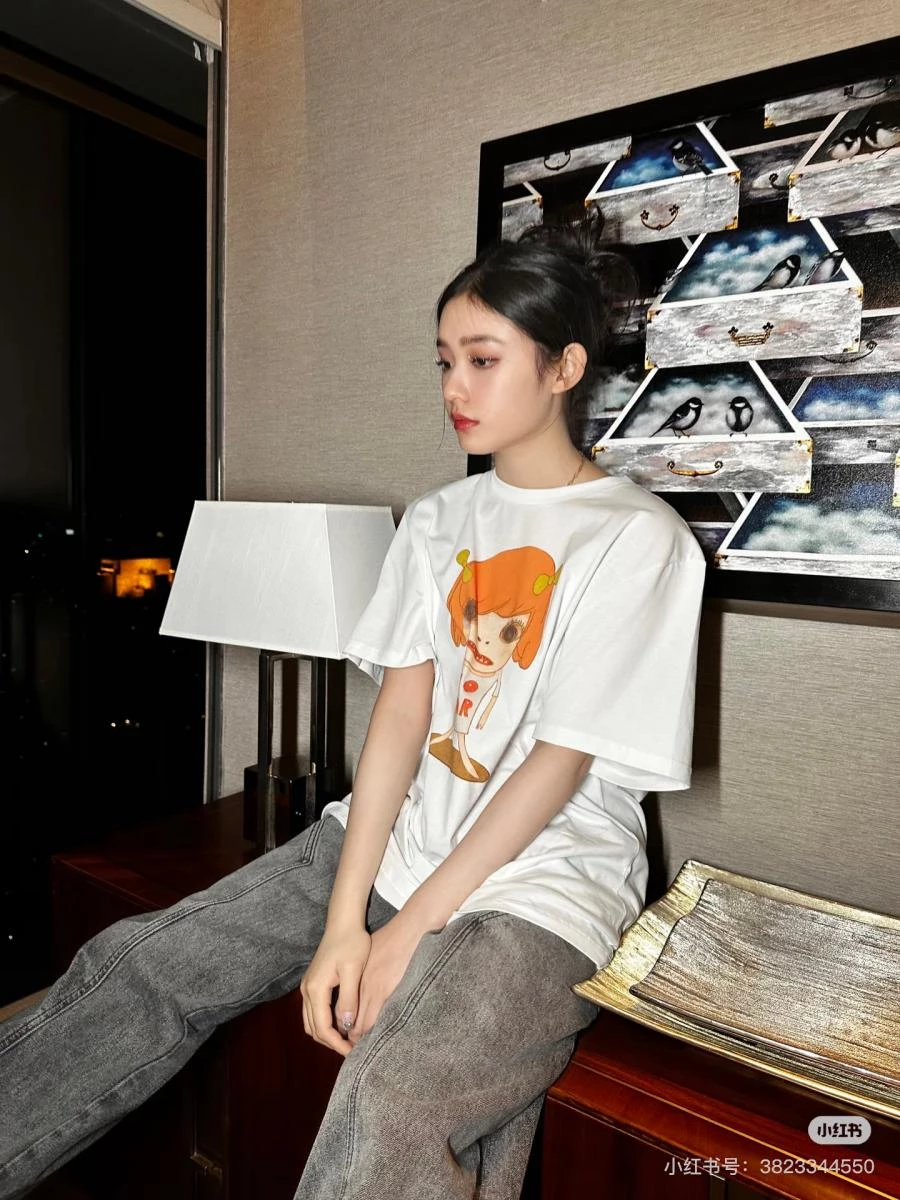 除了常見的丹寧藍色水洗的褲款外，近期亦非常多女孩選擇灰色系的牛仔褲做搭配！