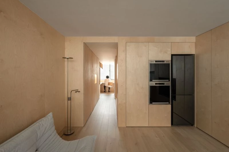 「十弄 Alley」落成後,獲得國際建築媒體《ArchDaily》的高度肯定。在有限的建築結構與面積中,設計師融入更多生活的可能性。利用「轉暗門」的設計概念,讓房門開啟時隱藏於牆面之中,在弱化空間邊界的同時,兼具區隔與連通的彈性。大量柔和的木質牆面,為居家注入一股療癒的暖意。無論是下班回家後,或悠閒的假日午後,待在家裡,成了一種奢侈卻日常的幸福享受。