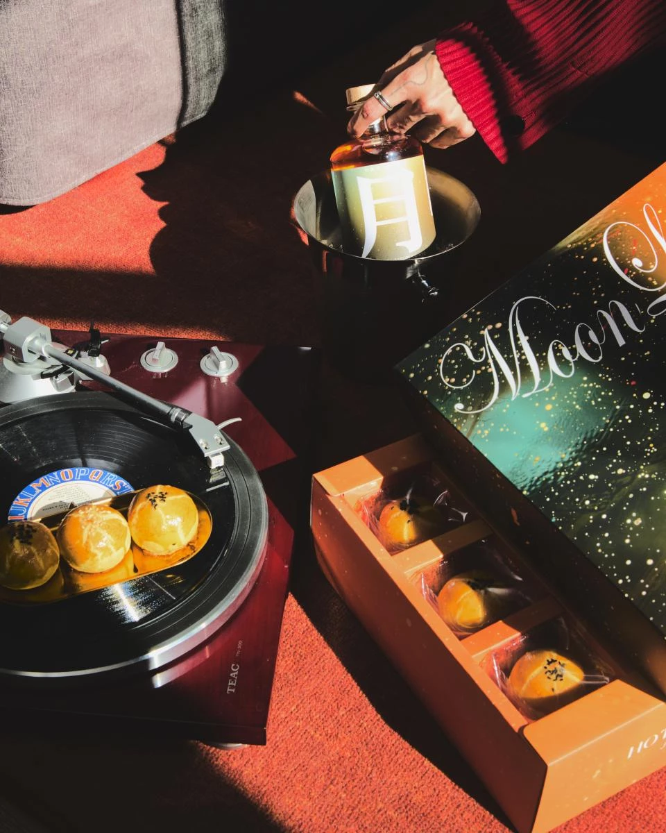 台北大安與新竹兩館聯手推出「Moon Light 茶酒·蛋黃酥禮盒」,以星空、銀河為靈感,結合黑膠唱片設計,視覺與氛圍感一次到位。