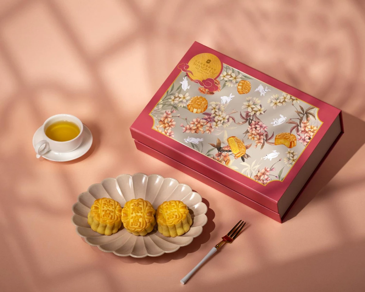 圖片04. 台北遠東香格里拉年年熱銷的「燕窩奶黃月餅」禮盒,以奢華口感締造味蕾享受,內含八顆手工月餅