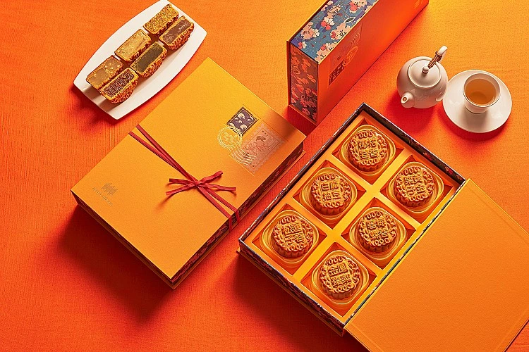 JR東日本大飯店台北今年中秋以「東韻明月」廣式月餅禮盒亮相,延續品牌的東洋細膩與台灣在地風情。
