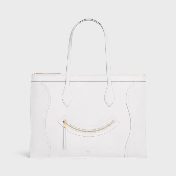 以經典Luggage輪廓為靈感，重新詮釋為更俐落的扁平結構，呈現極簡卻極具存在感的線條。光面牛皮革帶出柔亮質感，沉穩的白色調則展現宛如雲霧般的純淨美學。