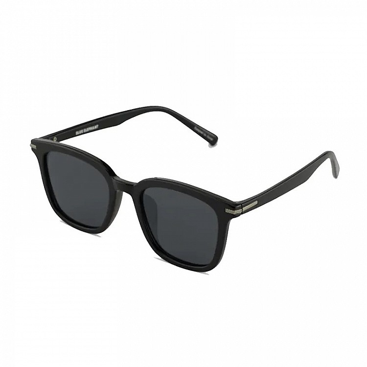 如果你想找明星同款卻又不想花大錢，那一定不能錯過韓國近年爆紅的Blue Elephant。被譽為「平價版Gentle Monster」，它結合1970年代的復古線條與現代簡約設計，價格卻落在2千多元，也讓TXT隊長秀彬、秀智愛上，難怪能迅速竄紅不是沒有道理！