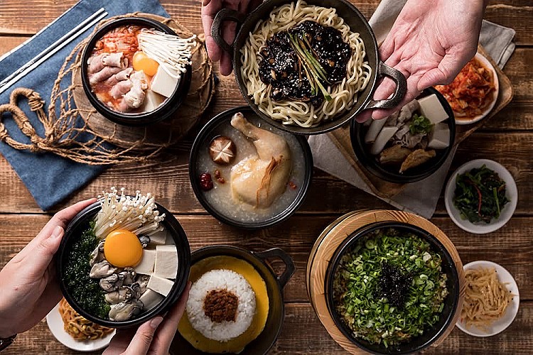 三重 CITYLINK 日前公布首波開幕店家，大多以餐飲為主，包括主打一個人也能輕鬆吃的 「燒肉 LIKE」、日本人氣豬排名店 「杏子豬排」、家庭友善的日式定食 「大戶屋」，以及學生與上班族都喜歡的 「CoCo 壱番屋咖哩」、韓式料理方面則有招牌豆腐鍋與韓式套餐的 「北村豆腐家」、日式迴轉壽司品牌 「壽司郎」。病還有手搖飲代表 「迷客夏」，讓許多在地人不需要花費太多時間便能品嚐到來日、韓的人氣美食。