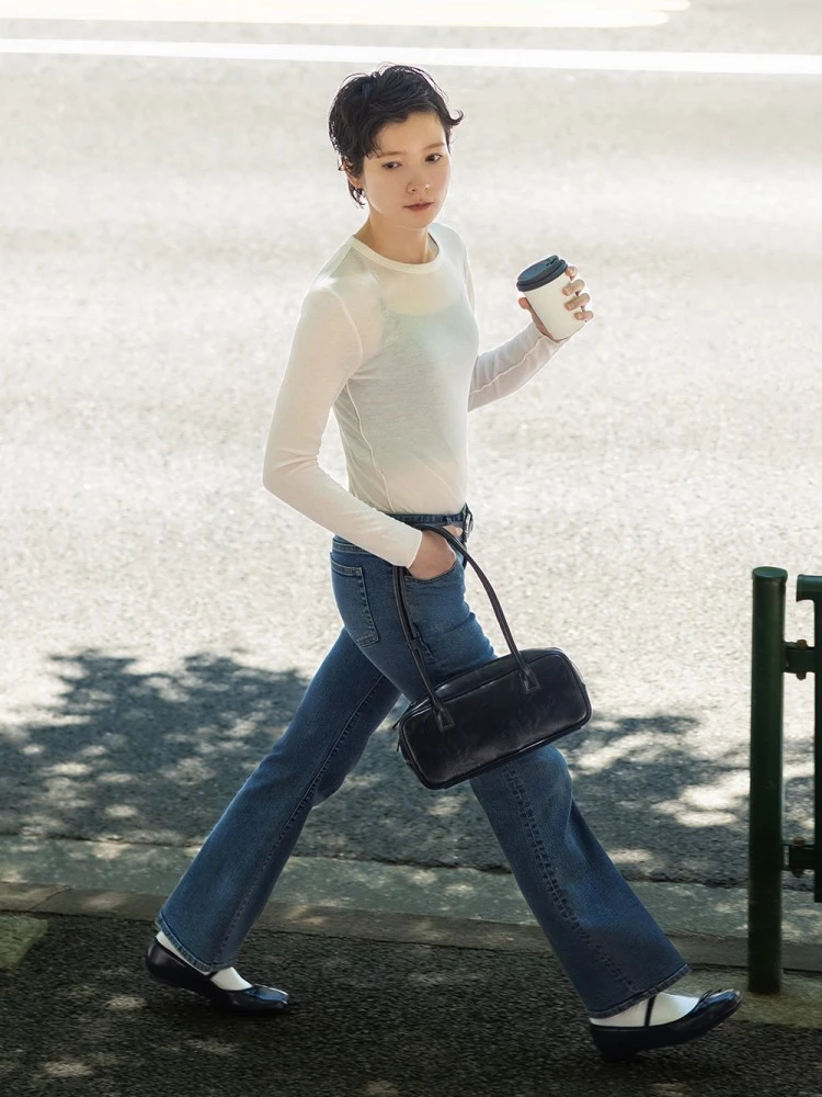 GU這款合身喇叭牛仔褲採用「Slim Flared」設計，上身貼合腰臀，下身自膝蓋微微展開，巧妙延伸腿部線條，讓身形看來更修長。