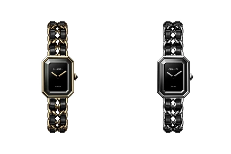 Iconic Chain 是最能代表 Première 靈魂的系列。皮革與金屬鍊條交織的錶帶,直接向香奈兒經典包款致敬,讓時間像包包一樣被穿戴。黑色漆面錶盤安靜而純粹,捨去時標後,讀時成了一個近乎直覺的動作。26.1 × 20 毫米的錶殼比例貼合手腕,精鋼或黃金塗層款各自呈現不同氣質;前者俐落摩登,後者則帶著巴黎式的溫潤光澤。此系列之所以迷人,在於它以飾品姿態融入造型。從雙圈鍊帶、項鍊錶、手鐲錶,到腰鍊與 Sound 耳機項鍊錶,Iconic Chain 讓時間離開腕部的單一位置,在身體不同節點自由流動。它就像一句反覆被引用的經典,每次佩戴都有不同解讀。