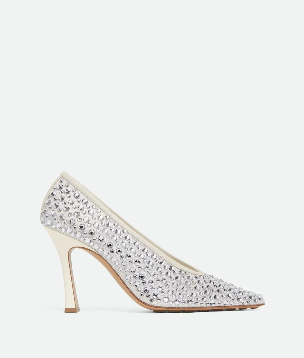 如果正在找一雙在晚宴中能讓人眼睛為之一亮的鞋款,那 Bottega Veneta 的「Sofia Pump」絕對可以列入購物清單首選!