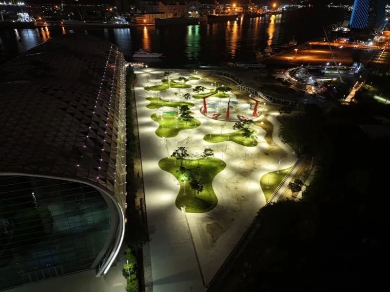 高雄星光水岸公園工程進度已進入尾聲,也將於 10 月底舉辦搶先體驗活動,預計於 10 月 24 日至 26 日,展開為期三天的活動,園區內不僅設有大型滑水道,還將加入多項設施,包括兒童水樂園、淺水戲水池、市集廣場、更衣間、廁所、水上鞦韆等。讓遊客不只玩水,還能享受美食與休閒時光,延長停留時間、聚集人潮,創造更多潛在商機,形塑高雄濱海旅遊新地標。