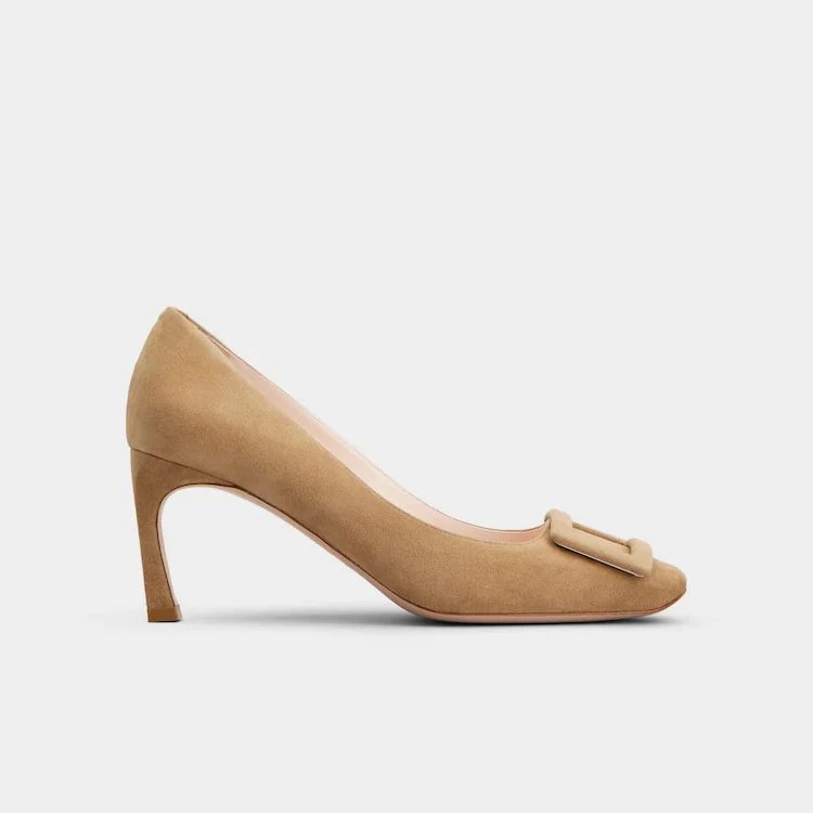 以方釦設計佇立經典面貌的 Roger Vivier,在今年秋冬讓品牌的經典點跟鞋穿上麂皮外套,搭配讓焦糖色的配色,讓鞋款整體賦予人溫暖的感受。